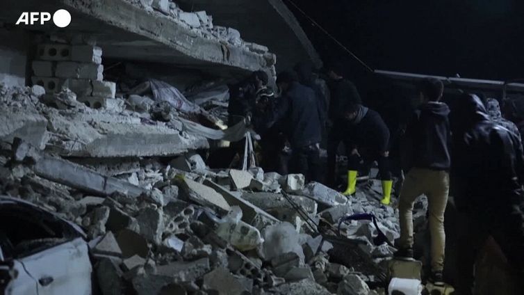 Terremoto tra Turchia e Siria, i soccorritori scavano tra le macerie a Idlib