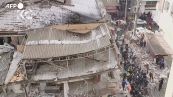 Terremoto in Turchia, soccorritori al lavoro tra gli edifici distrutti di Diyarbakir