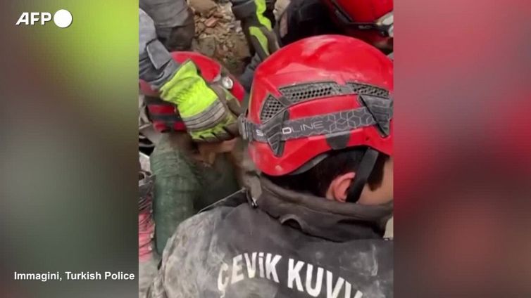 Terremoto in Turchia, donna estratta viva dalle macerie a Diyarbakir