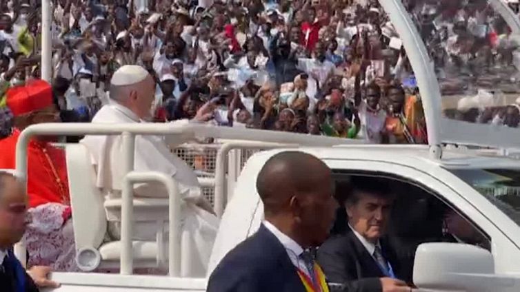 Papa: "Gente senza etica strumentalizza morte Ratzinger"