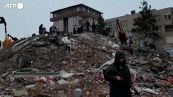 Terremoto in Turchia, la gente si prepara per la notte fredda dopo il sisma
