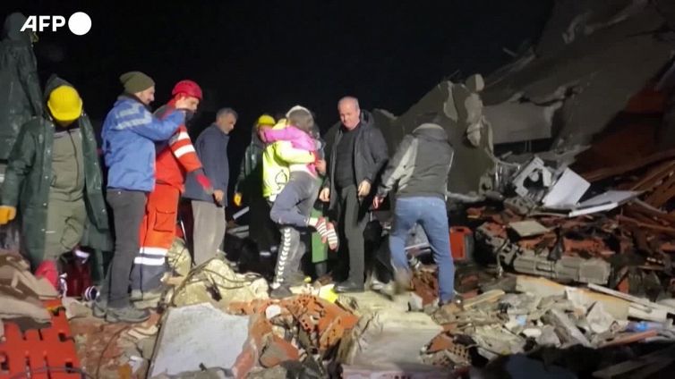 Terremoto in Turchia, bambina estratta viva dalle macerie: "Dov'e' la mia mamma"