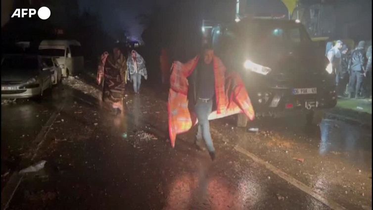 Terremoto in Turchia, le operazioni di soccorso durante la notte