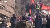 Terremoto in Turchia, la gente aiuta i soccorritori per salvare i propri familiari