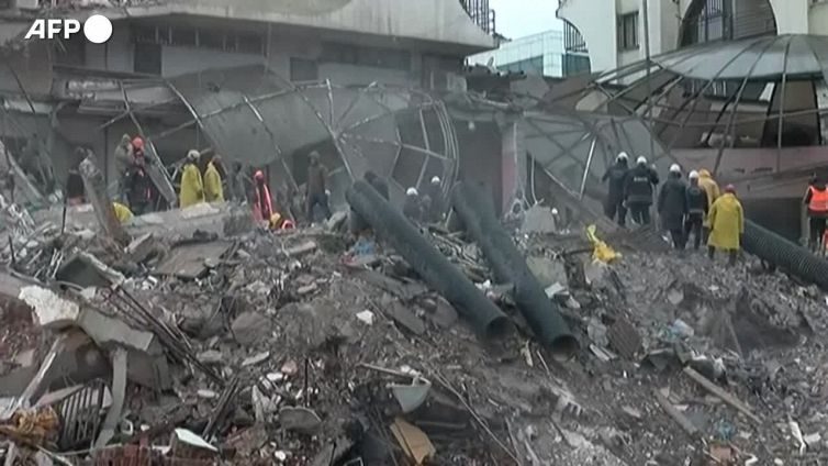 Terremoto in Turchia, soccorritori cercano sopravvissuti tra le macerie ad Adiyaman