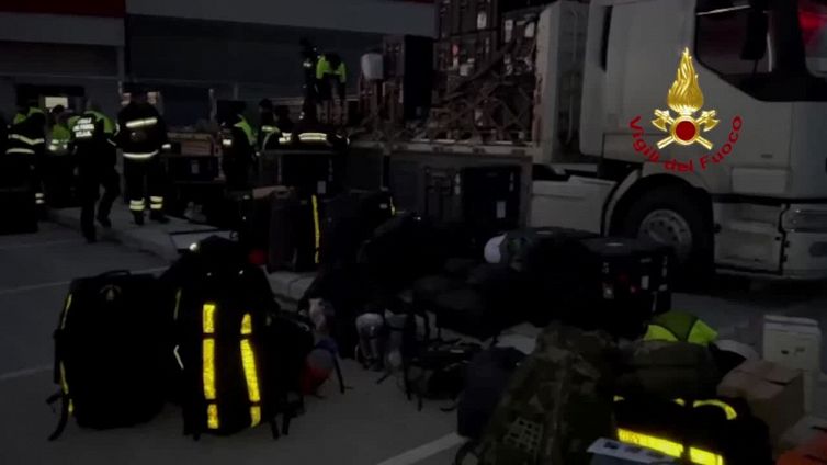 Terremoto in Turchia, vigili del fuoco montano campo base vicino Antiochia
