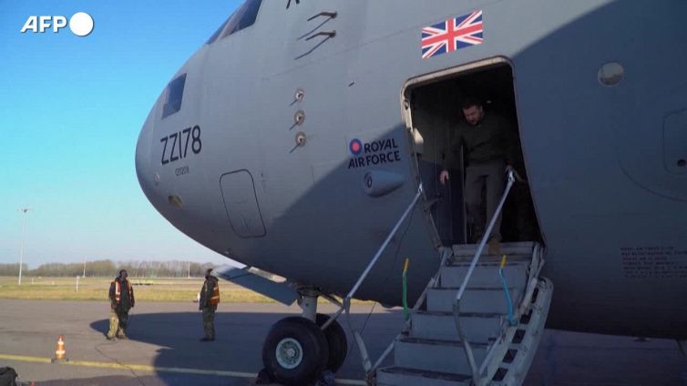 Zelensky in Uk, atterra all'aeroporto di Stansted: accolto dal primo ministro Sunak