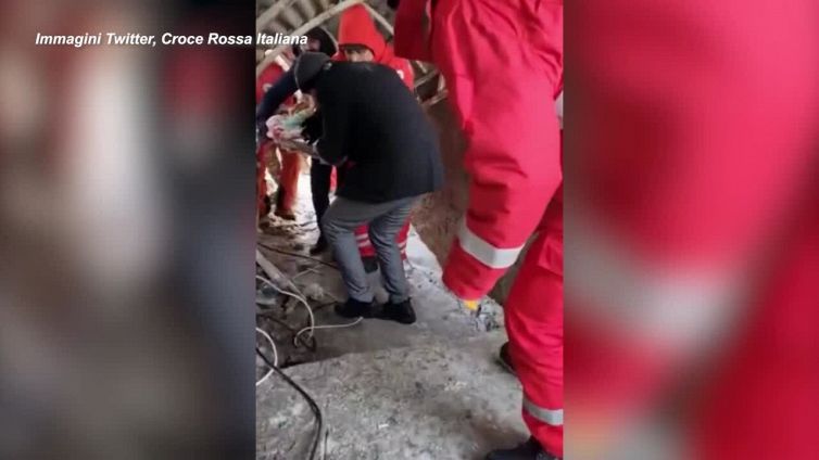 Terremoto in Turchia, madre e figlia salvate dalla Croce Rossa libanese