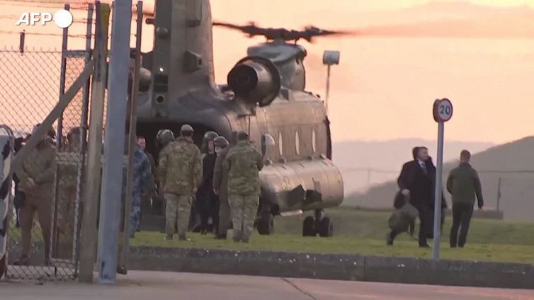 Zelensky e Sunak con le truppe ucraine addestrate dall'esercito britannico