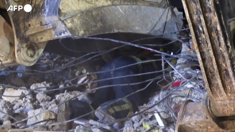 Terremoto in Turchia, soccorritori cercano sopravvissuti tra i detriti