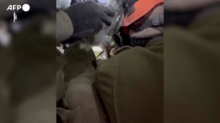 Terremoto in Turchia, soccorritori israeliani salvano bimbo di due anni