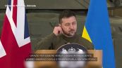 Zelensky abbraccia una giornalista ucraina durante la conferenza stampa con Sunak