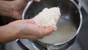 Cuocere il riso senza accendere il gas: basta l’acqua
