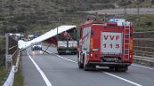 Brivido in autostrada: camion si scoperchia per il vento