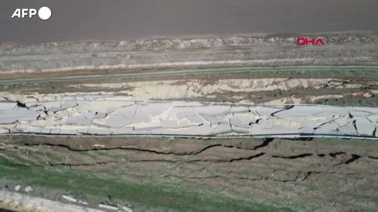 Terremoto in Turchia, autostrada distrutta a Kahramanmaras