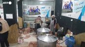 Terremoto in Siria, volontari preparano pasti caldi per gli sfollati