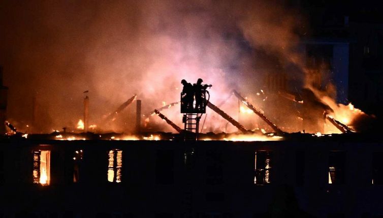 Genova, maxi incendio e palazzina a fuoco: il fumo avvolge la città