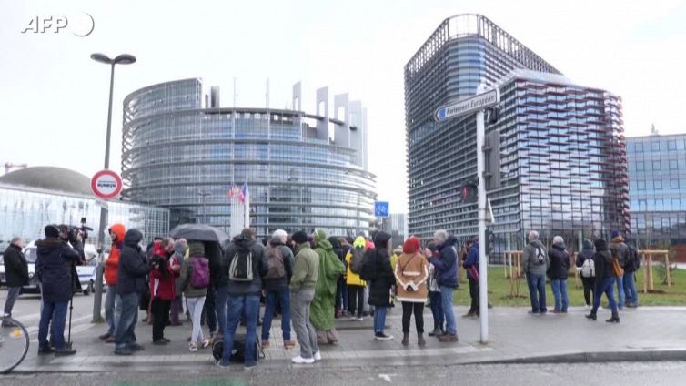 L'Ue ferma le auto diesel-benzina nel 2035, Salvini: "E' una follia"