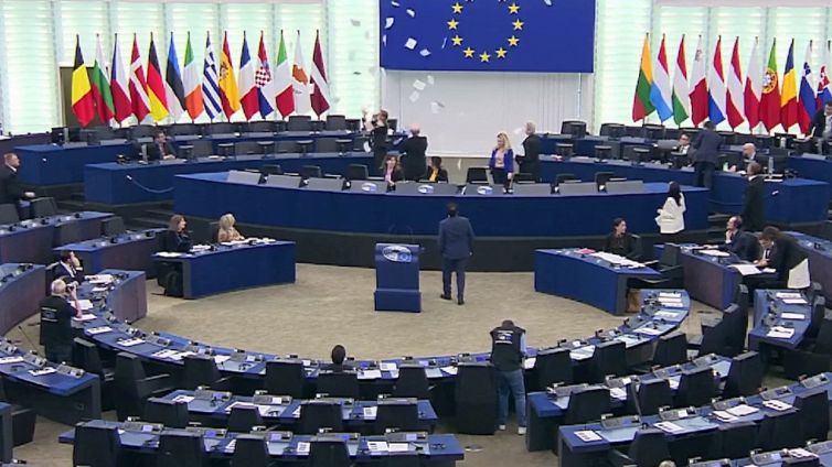 Attivisti pro-Ocalan irrompono all'Eurocamera, lavori sospesi