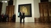 San Valentino, coppie immortalate davanti a "Il bacio" di Klimt