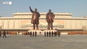 I nordcoreani celebrano l'anniversario della nascita dell'ex leader Kim Jong Il