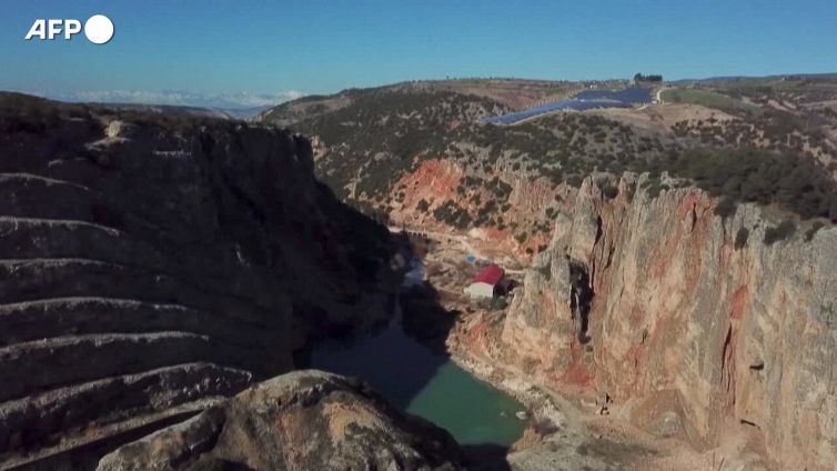 Terremoto in Turchia, le immagini aeree delle crepe in una strada vicina all'epicentro