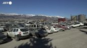 Terremoto in Turchia, le carcasse delle auto radunate in un deposito