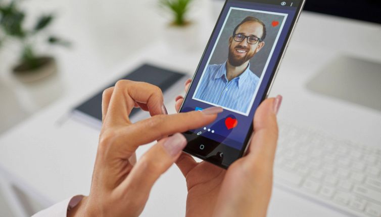 Nelle app di incontri, da un po’, sta succedendo qualcosa di strano