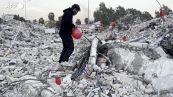 Terremoto in Turchia, palloncini rossi sulle macerie per i bambini uccisi