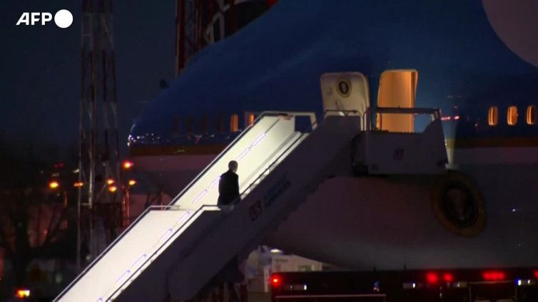Joe Biden inciampa e cade sulla scaletta dell'Air Force One