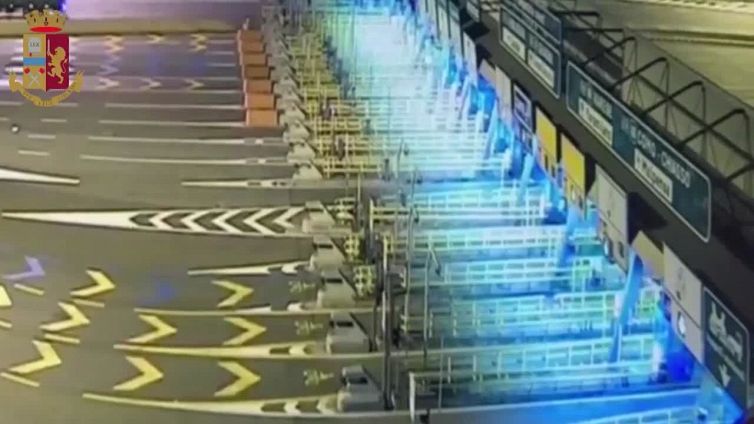 Auto tamponata e travolta da un'altra vettura al casello dell'A4, morte due donne