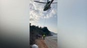 Mucca salvata con l'elicottero al lago di Varano, nel Foggiano
