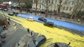 Londra, attivistifilo ucraini verniciano di giallo-blu la strada davanti all'ambasciata russa