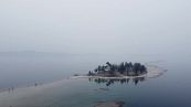 Siccità, l'isola dei Conigli sul lago di Garda diventa raggiungibile a piedi