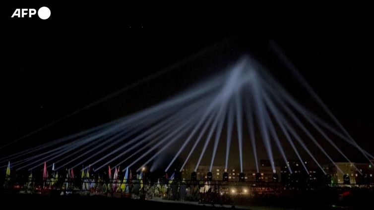 Ucraina, l'installazione "Ray of Memory" illumina il cielo sopra il cimitero di Leopoli