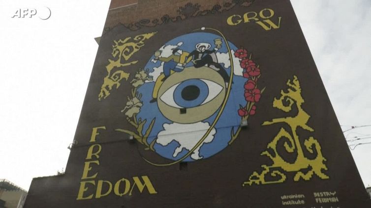 Ucraina, svelato un murales a Bruxelles per celebrare un anno di guerra