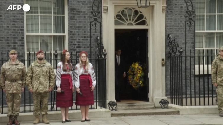 Ucraina, minuto di silenzio davanti a Downing Street per il premier inglese Sunak