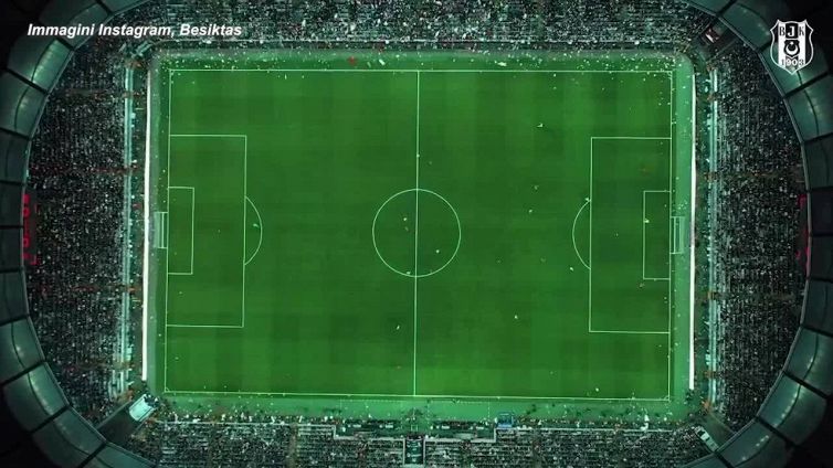 Turchia, "invasione" di peluche per i bimbi terremotati durante la partita del Besiktas