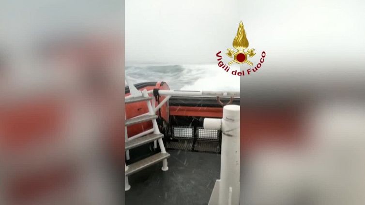 Naufragio Migranti nel Crotonese, continuano le operazioni di ricerca