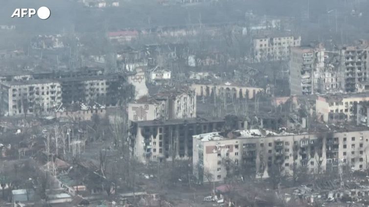 Ucraina, il volo sulla citta' di Bakhmut distrutta dai bombardamenti