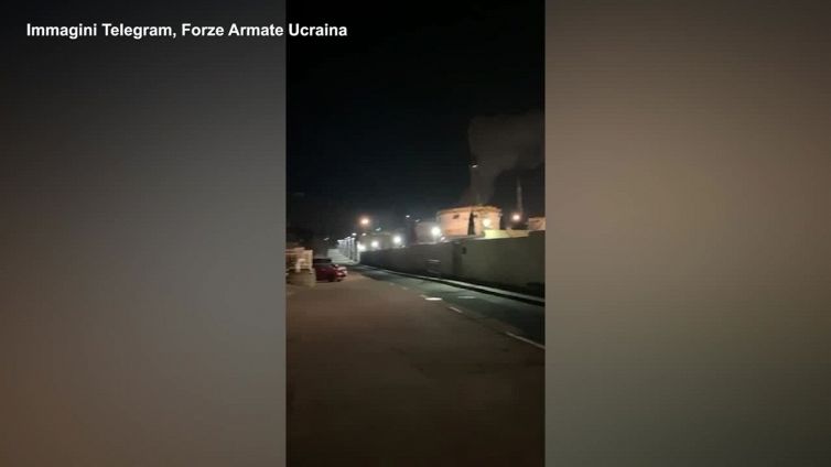 Russia, esplosioni nella notte: a fuoco la raffineria Rosneft