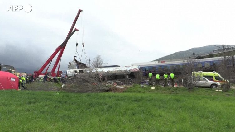 Scontro tra due treni in Grecia, "a bordo molti studenti universitari"