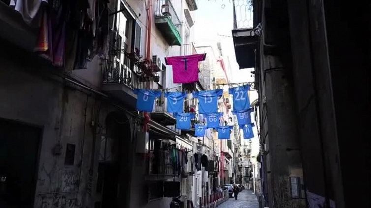 Febbre scudetto a Napoli, le maglie azzurre prendono il posto dei panni stesi