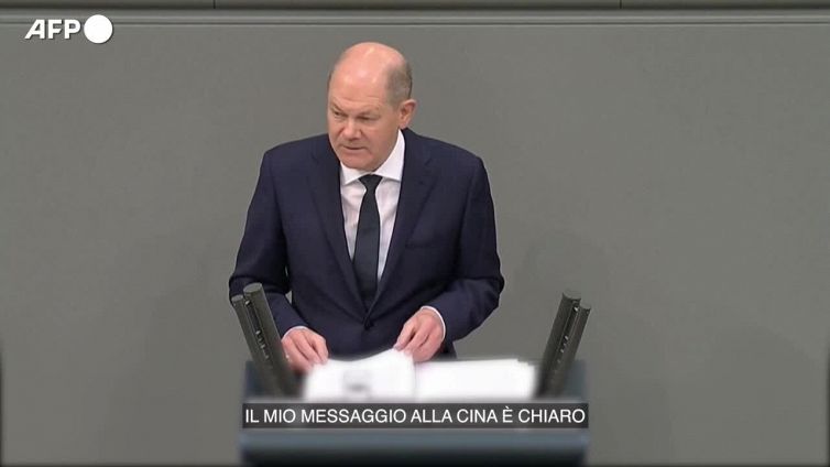 Scholz: "Pechino non consegni armi alla Russia e usi sua influenza per ritiro truppe""