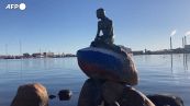 Copenaghen, statua della Sirenetta vandalizzata con i colori della bandiera russa