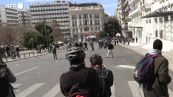 Disastro treni in Grecia, violenti scontri ad Atene tra polizia e manifestanti