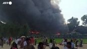 Bangladesh, incendio in un campo profughi di Rohingya: 12 mila senza casa
