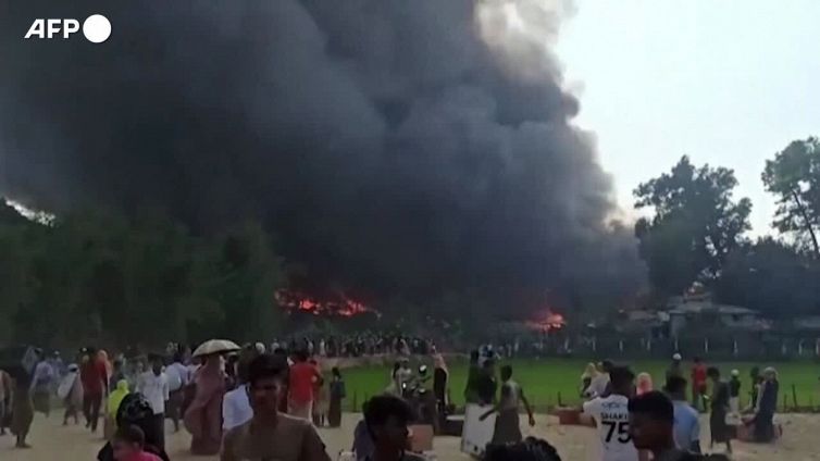 Bangladesh, incendio in un campo profughi di Rohingya: 12 mila senza casa