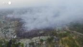 Bangladesh, il fitto fumo e la distruzione sul campo profughi Rohingya dopo maxi incendio