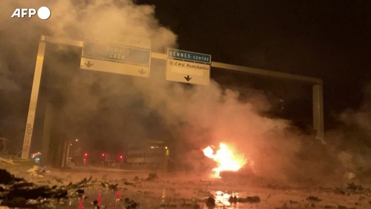 Francia, ancora proteste contro la riforma delle pensioni: blocchi stradali